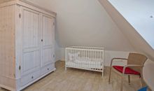 Schlafzimmer 2 mit Doppel- und Kinderbett im 1.OG