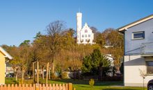 Haus Möwe, im Hintergrund das Schloss Lietzow